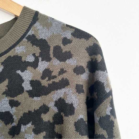 by Anthropologie Ethan Crew Neck Leopard Print Sweater Green Gray Black Small - Picture 2 of 9